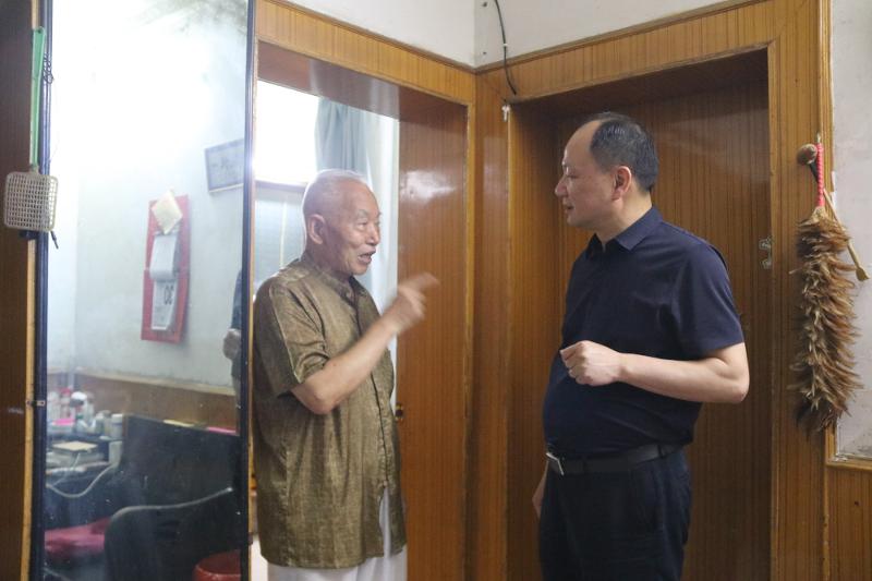 公司黨委書記、董事長周鴻春節慰問老黨員、軍轉干部